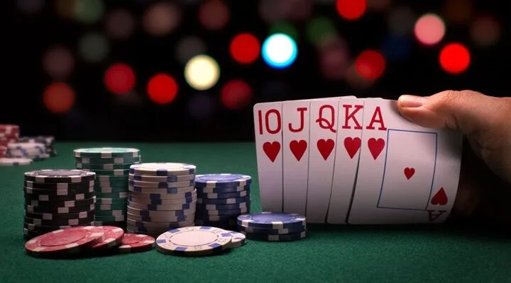 Quyền lựa chọn trong 1 ván bài Poker 2025